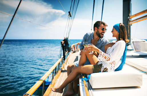 Uomo e donna con champagne sullo yacht